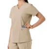 Blusa médica de cuello en V con paneles de punto Force Essentials para mujer