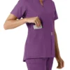 Blusa médica de mujer Force Essentials con cuello en V y paneles de punto en las partes de arriba