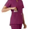 Blusa médica de mujer Force Essentials con cuello en V y paneles de punto en las partes de arriba