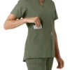 Blusa médica de mujer Force Essentials con cuello en V y paneles de punto en las partes de arriba