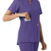 Blusa médica de mujer Force Essentials con cuello en V y paneles de punto en las partes de arriba