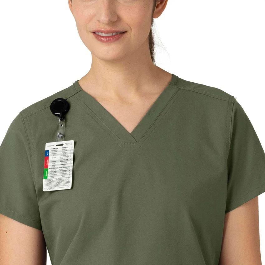 Blusa médica Force Essentials con cuello en V para mujer