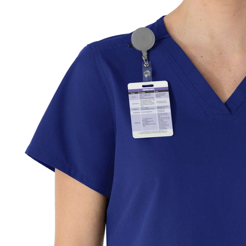 Blusa médica Force Essentials con cuello en V para mujer
