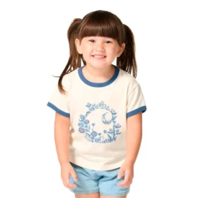 Camiseta de manguitos cortos con estampado floral «C» y cuello ribeteado para niña (niños pequeños/niños/jóvenes)