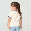 Camiseta de manguitos cortos con estampado floral «C» y cuello ribeteado para niña (niños pequeños/niños/jóvenes)