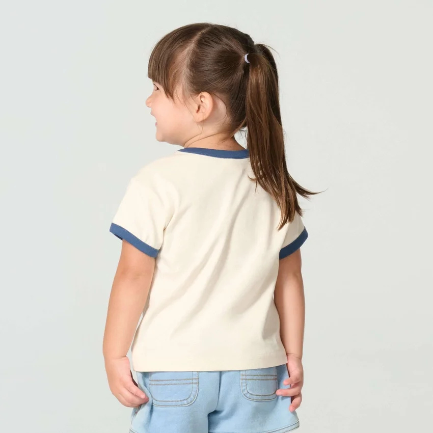 Camiseta de manguitos cortos con estampado floral «C» y cuello ribeteado para niña (niños pequeños/niños/jóvenes)