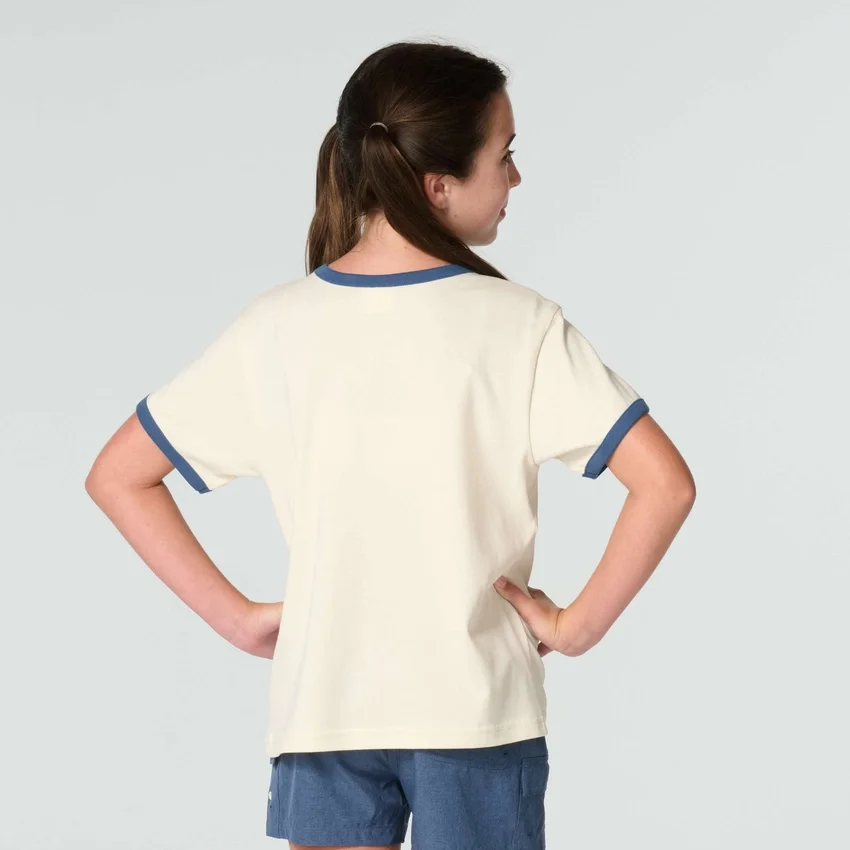 Camiseta de manguitos cortos con estampado floral «C» y cuello ribeteado para niña (niños pequeños/niños/jóvenes)
