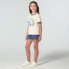 Camiseta de manguitos cortos con estampado floral «C» y cuello ribeteado para niña (niños pequeños/niños/jóvenes)