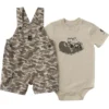 Conjunto de dos piezas para niño: body con manguitos cortos y petos cortos con bolsillos cargo de camuflaje (bebé)