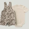 Conjunto de dos piezas para niño: body con manguitos cortos y petos cortos con bolsillos cargo de camuflaje (bebé)