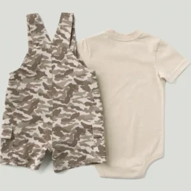 Conjunto de dos piezas para niño: body con manguitos cortos y petos cortos con bolsillos cargo de camuflaje (bebé)