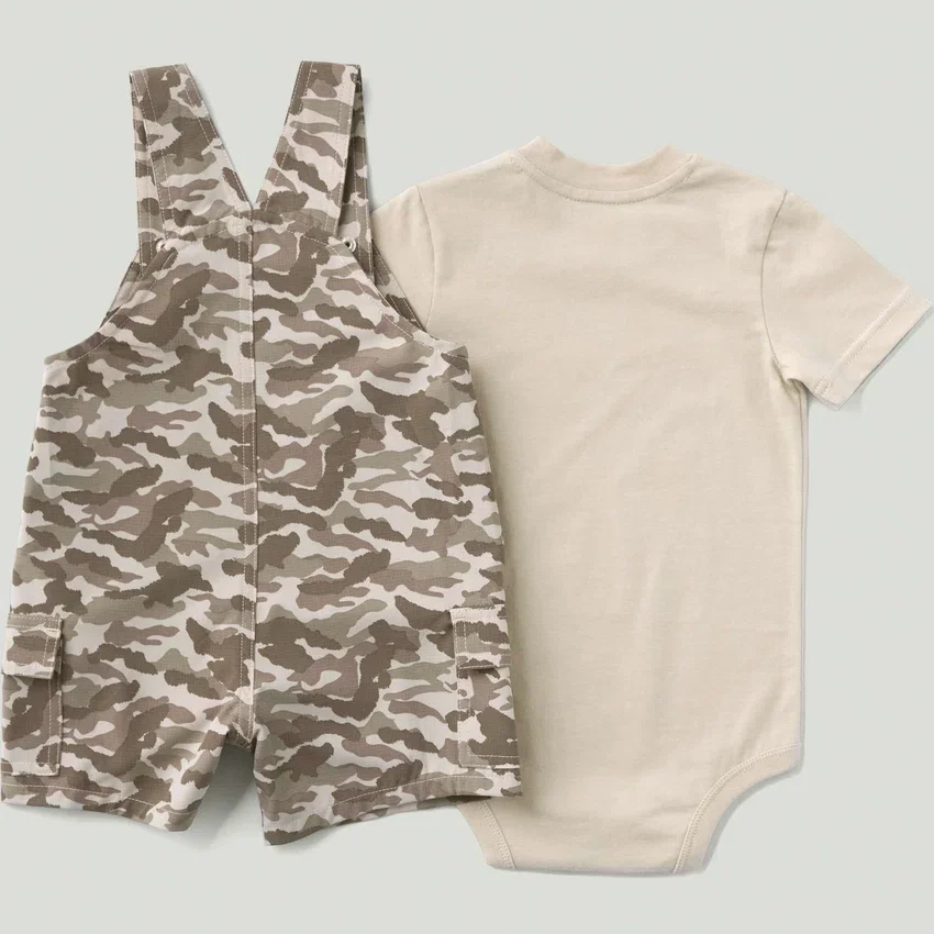 Conjunto de dos piezas para niño: body con manguitos cortos y petos cortos con bolsillos cargo de camuflaje (bebé)