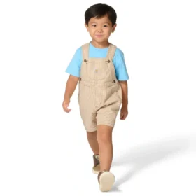 Conjunto de dos piezas para niño: camiseta de manguitos cortos y peto corto de rayas marrones (niños pequeños)