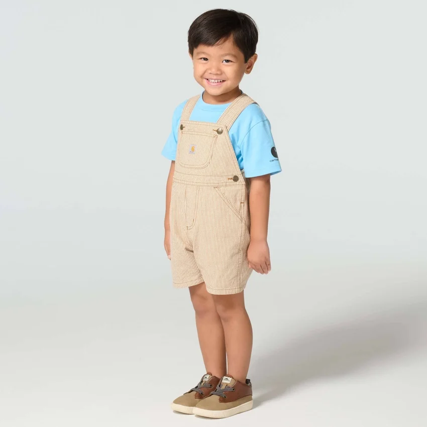 Conjunto de dos piezas para niño: camiseta de manguitos cortos y peto corto de rayas marrones (niños pequeños)